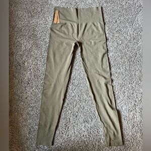 SKIMS Soft Smoothing Seamless Leggings army green - Size L